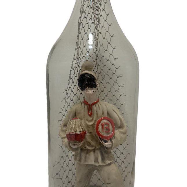 Pulcinella e la Magia della Smorfia: Scultura Artigianale in Bottiglia con Panariello e Numeri della Fortuna – Pezzo Unico Napoletano