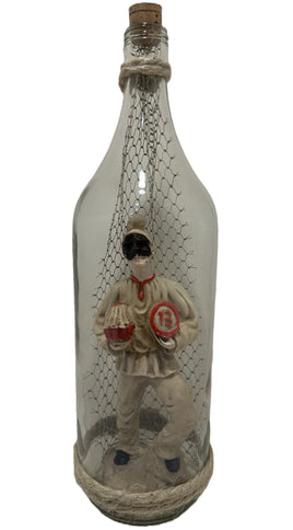Pulcinella e la Magia della Smorfia: Scultura Artigianale in Bottiglia con Panariello e Numeri della Fortuna – Pezzo Unico Napoletano