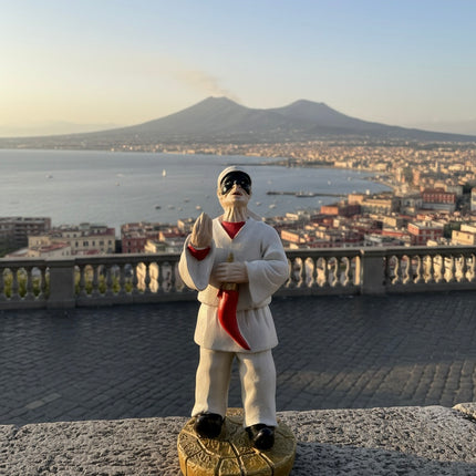 Statua Pulcinella in Resina con Corno Portafortuna - Artigianato Napoletano
