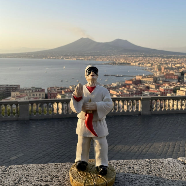 Statua Pulcinella in Resina con Corno Portafortuna - Artigianato Napoletano
