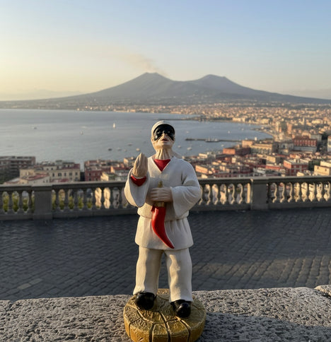 Statua Pulcinella in Resina con Corno Portafortuna - Artigianato Napoletano