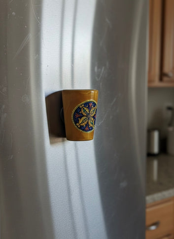 Calamita Artigianale a Tegolina - Souvenir Ceramica Mediterranea - Decoro Limoni Gialli-e Mioliche ( casuali )-