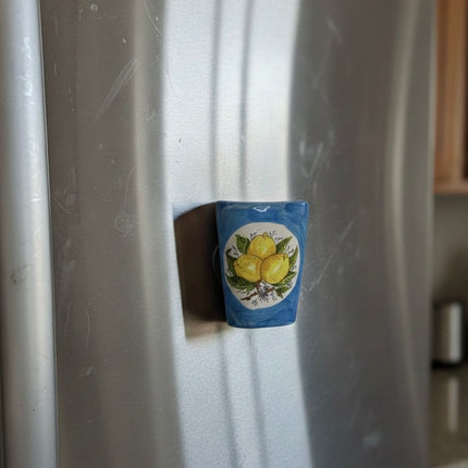 Calamita Artigianale a Tegolina - Souvenir Ceramica Mediterranea - Decoro Limoni Gialli-e Mioliche ( casuali )-