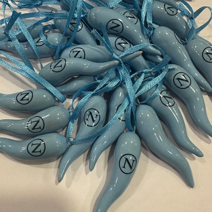 Corno Portafortuna Celeste Napoli in Ceramica con Logo e Laccetto, Amuleto Scaramantico Napoletano Fatto a Mano, Regalo Tifosi Azzurri