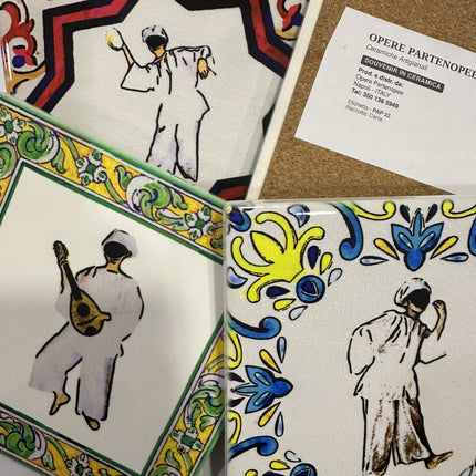 Sottobottiglia e segnaposto artigianali in ceramica 10x10 con retro in sughero. Raffiguranti Pulcinella in 3 varianti. Perfetti per la tua tavola o come idea regalo napoletana.