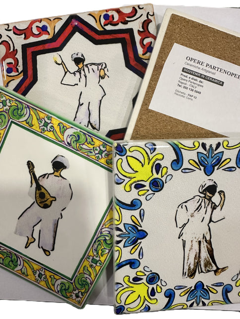 Sottobottiglia e segnaposto artigianali in ceramica 10x10 con retro in sughero. Raffiguranti Pulcinella in 3 varianti. Perfetti per la tua tavola o come idea regalo napoletana.