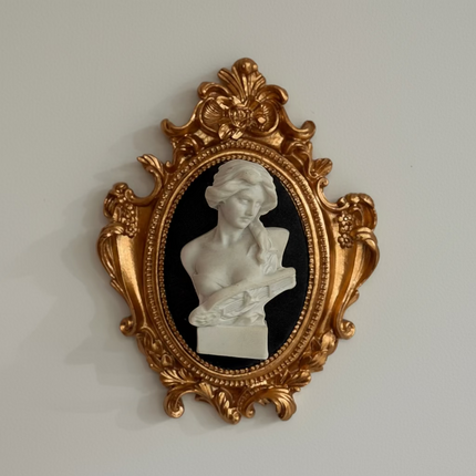 Busto Femminile Classico in Cornice Barocca – Decorazione Artigianale Fatta a Mano
