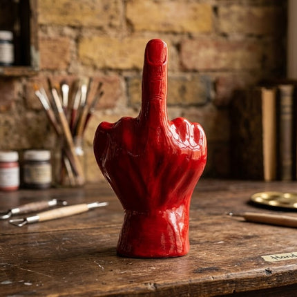 Scultura Mano Dito Medio in Ceramica Rossa