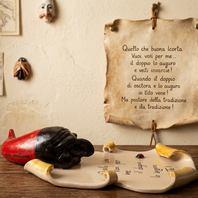 Pergamena Portafortuna in Ceramica con Pulcinella e Corno – Personalizzabile