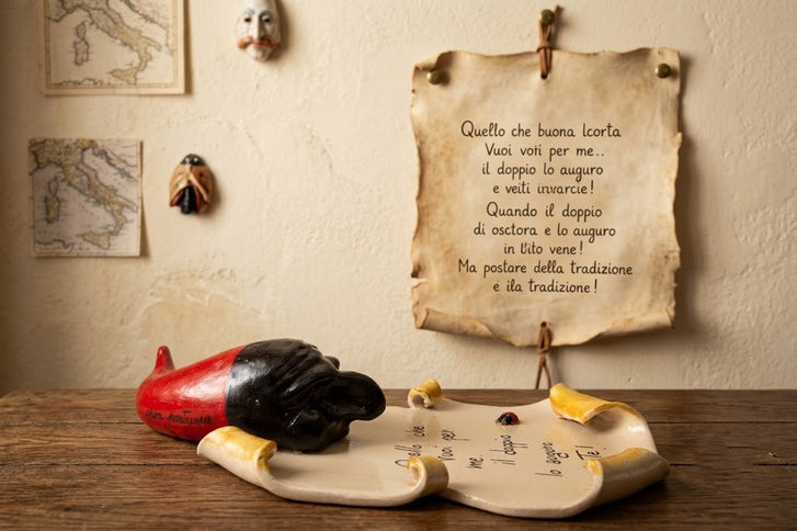 Pergamena Portafortuna in Ceramica con Pulcinella e Corno – Personalizzabile