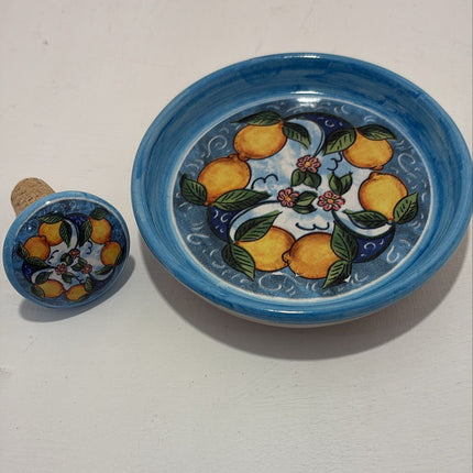 Set Regalo Tappo Bottiglia + Piattino Sottobottiglia in Ceramica | Limoni Dipinti a Mano