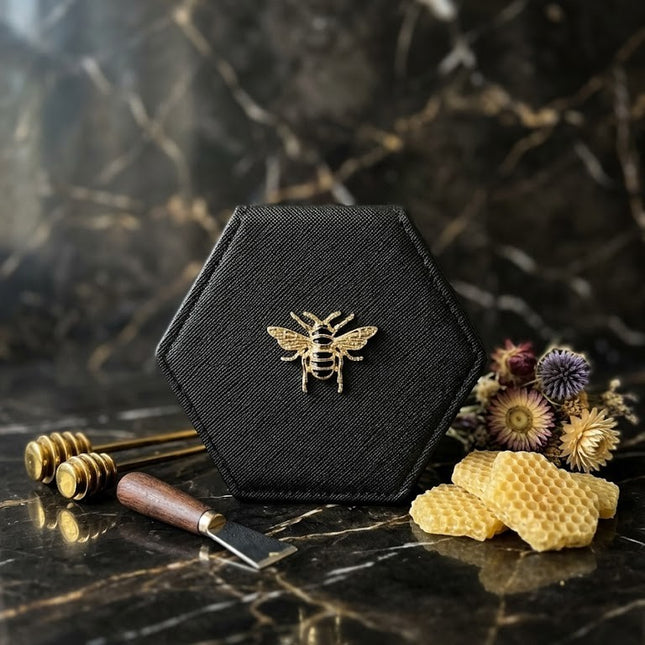 Specchietto da Borsa Esagonale in Similpelle – Con Dettaglio Ape (Nero, Rosa, Panna)