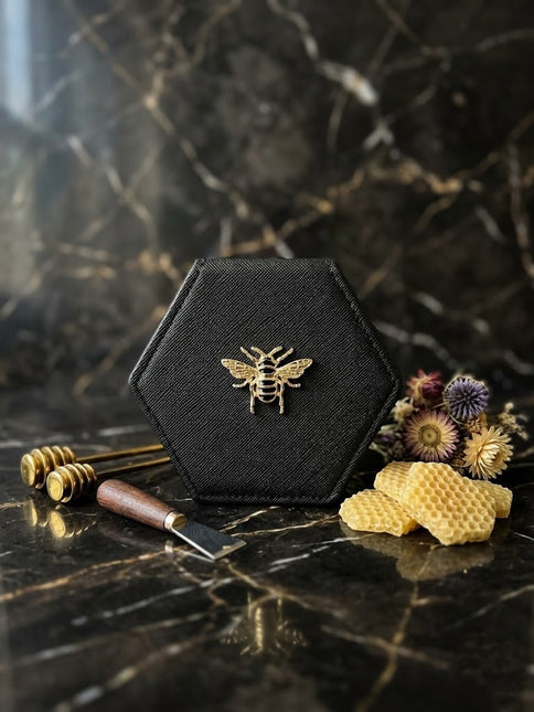 Specchietto da Borsa Esagonale in Similpelle – Con Dettaglio Ape (Nero, Rosa, Panna)