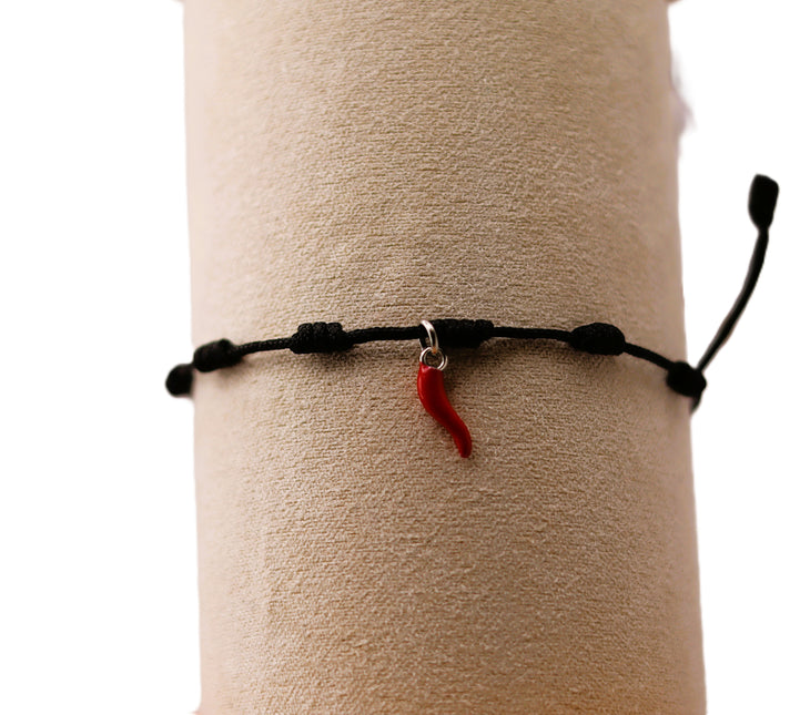 Bracciale Portafortuna in Cotone Intrecciato con Cornetto Rosso e Chiusura Regolabile | Varie Colori | Regalo Amicizia e Scaramanzia Made in Italy