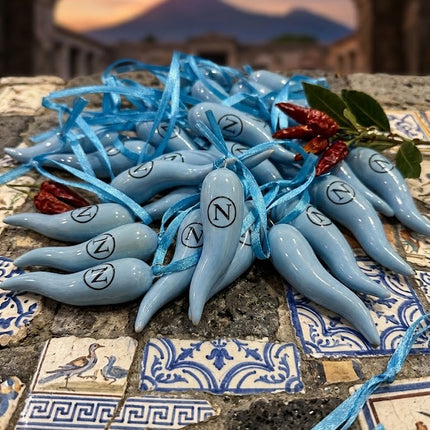 Cornicello  Portafortuna Celeste Napoli in Ceramica con Logo e Laccetto, Amuleto Scaramantico Napoletano Fatto a Mano, Regalo Tifosi Azzurri
