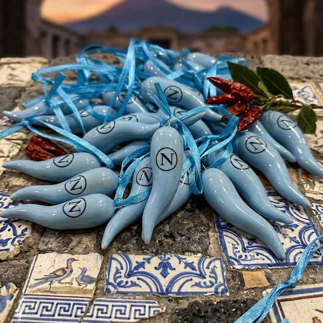 Cornicello  Portafortuna Celeste Napoli in Ceramica con Logo e Laccetto, Amuleto Scaramantico Napoletano Fatto a Mano, Regalo Tifosi Azzurri