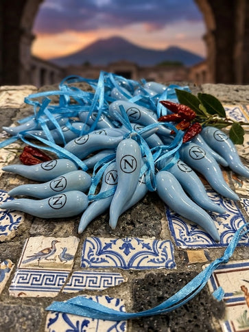 Cornicello  Portafortuna Celeste Napoli in Ceramica con Logo e Laccetto, Amuleto Scaramantico Napoletano Fatto a Mano, Regalo Tifosi Azzurri