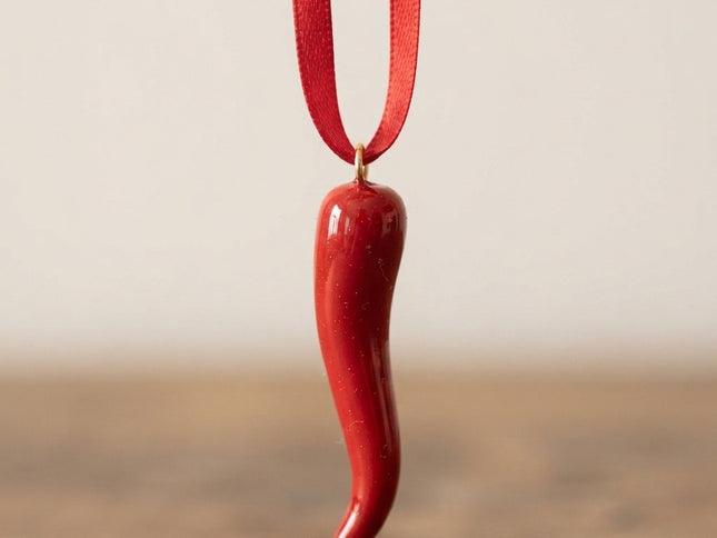 Cornicello Portafortuna Napoletano in Terracotta - Amuleto Artigianale Fatto a Mano con Seta Rossa