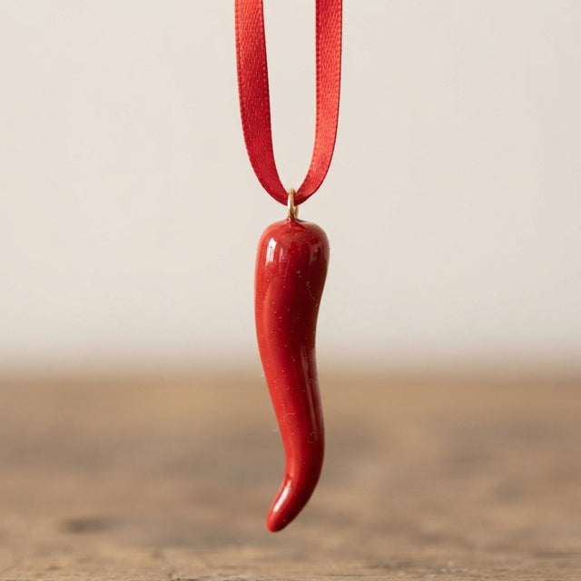 Cornicello Portafortuna Napoletano in Terracotta - Amuleto Artigianale Fatto a Mano con Seta Rossa