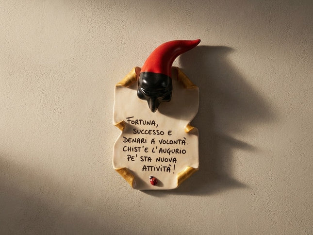 Pergamena Portafortuna in Ceramica con Pulcinella e Corno – Personalizzabile