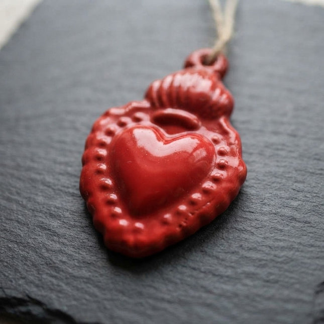 Cuore Sacro Decorativo in Ceramica con Laccetto in Spago - Rosso o Nero Lucido