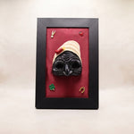 Quadro Scaramantico Artigianale - Maschera Pulcinella in Ceramica su Seta Rossa - Cornice Nera - Portafortuna Napoletano con Simboli Tradizionali - Fatto a Mano