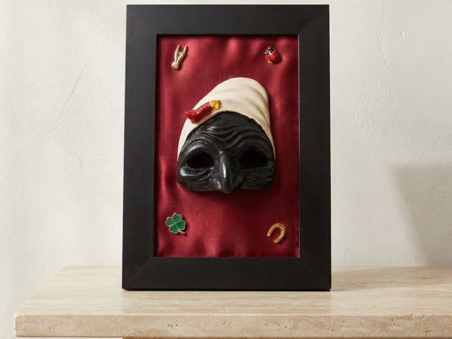 Quadro Scaramantico Artigianale - Maschera Pulcinella in Ceramica su Seta Rossa - Cornice Nera - Portafortuna Napoletano con Simboli Tradizionali - Fatto a Mano