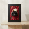 Quadro Scaramantico Artigianale - Maschera Pulcinella in Ceramica su Seta Rossa - Cornice Nera - Portafortuna Napoletano con Simboli Tradizionali - Fatto a Mano