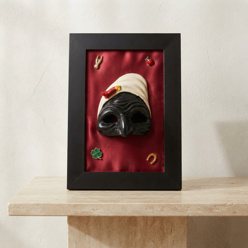 Quadro Scaramantico Artigianale - Maschera Pulcinella in Ceramica su Seta Rossa - Cornice Nera - Portafortuna Napoletano con Simboli Tradizionali - Fatto a Mano