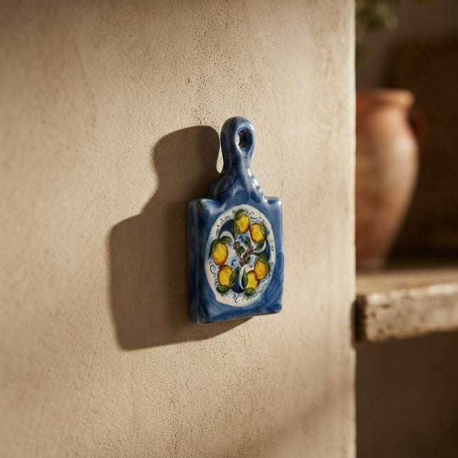 Magnete Artigianale in Ceramica a Forma di Tagliere – Decori Mediterranei Assortiti: Limoni e Maioliche (Made in Italy Style)