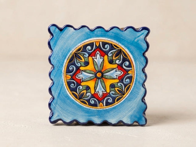 Francobollo Calamitato in Ceramica - Decoro Maioliche Dipinto a Mano (6x6 cm)