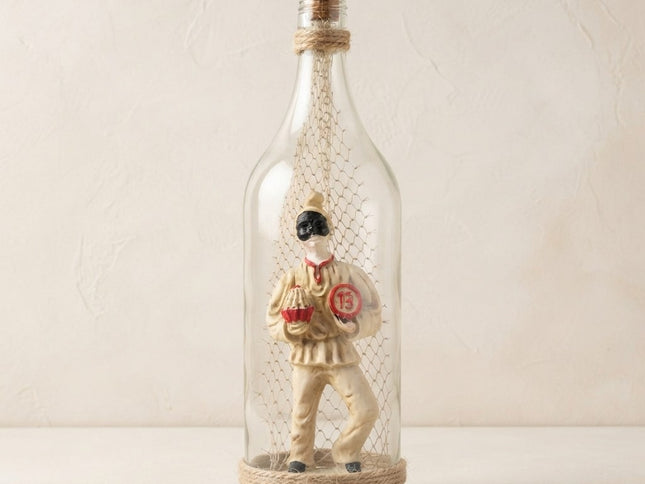 Pulcinella e la Magia della Smorfia: Scultura Artigianale in Bottiglia con Panariello e Numeri della Fortuna – Pezzo Unico Napoletano