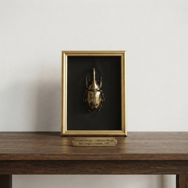 Quadro 3D Maggiolino Rinoceronte in Cornice Verticale Oro – Fatto a Mano, Decorazione Appesa/Mensola