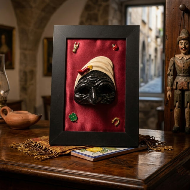 Quadro Scaramantico Artigianale - Maschera Pulcinella in Ceramica su Seta Rossa - Cornice Nera - Portafortuna Napoletano con Simboli Tradizionali - Fatto a Mano